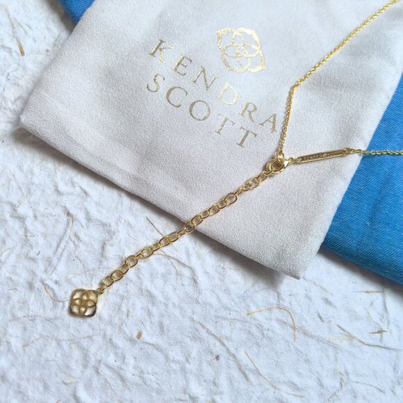 Kendra Scott Elisa Gold Filigree Pendant Necklace in Gold - Picture 3 of 3